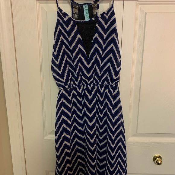 Women’s S high-neck chevron dress with lace panel. - Picture 1 of 1